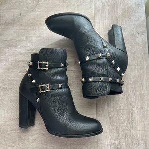 VALENTINO GARAVANI || Rockstud Booties